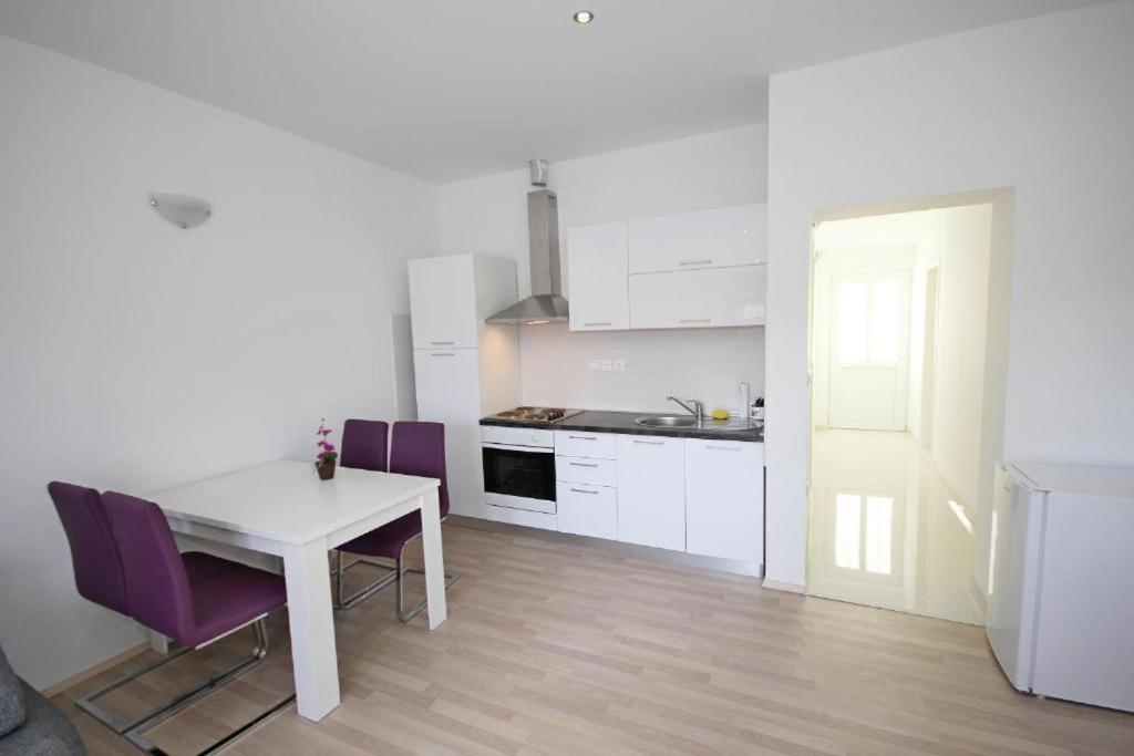 Apartmani Sea Star Макарска Екстериор снимка