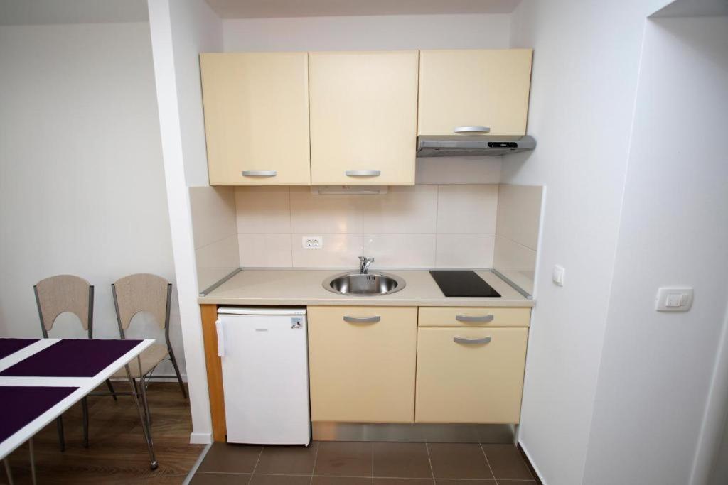 Apartmani Sea Star Макарска Екстериор снимка