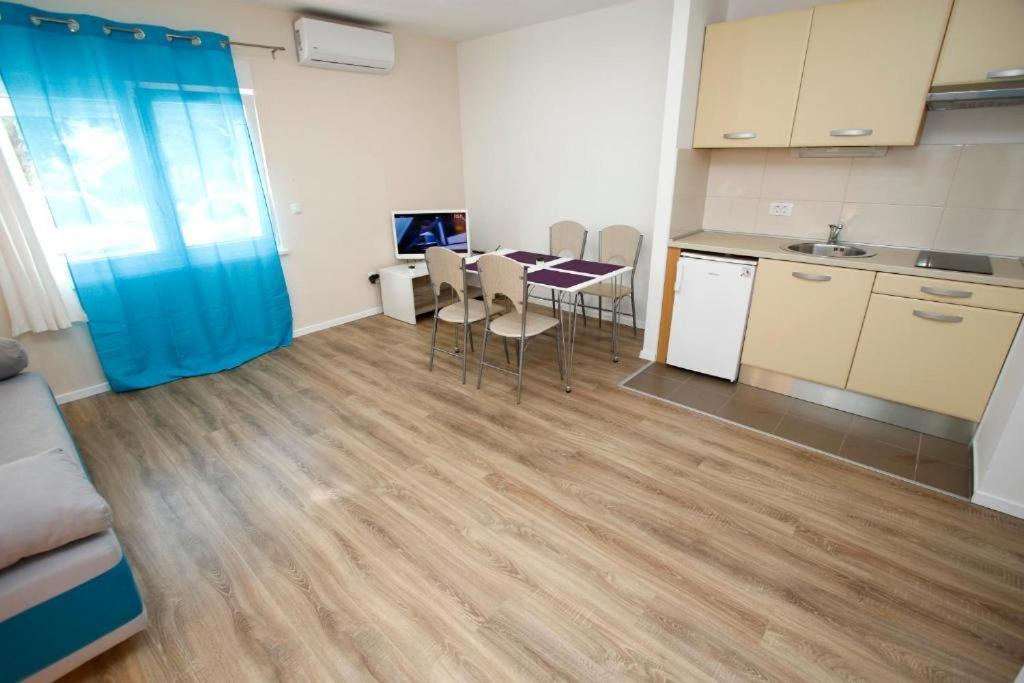 Apartmani Sea Star Макарска Екстериор снимка
